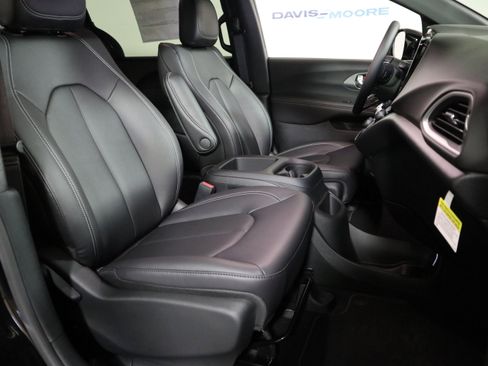 New 2026 Chrysler Voyager LX image 20