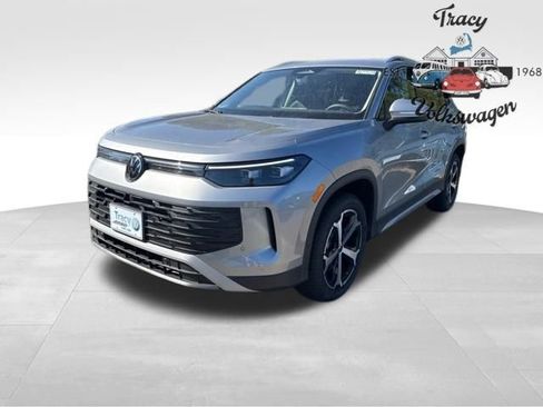 New 2025 Volkswagen Tiguan SE image 3