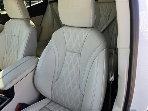 Used 2023 Buick Envision Avenir image 17