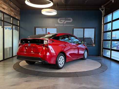 Used 2019 Toyota Prius LE FWD image 3