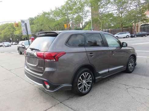 Used 2016 Mitsubishi Outlander SE AWD/4WD image 4