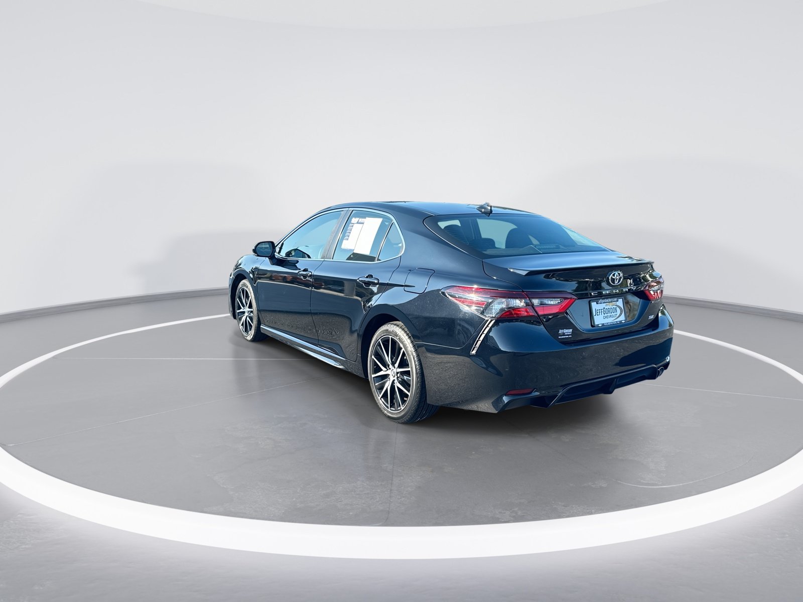 Used 2023 Toyota Camry SE FWD image 7
