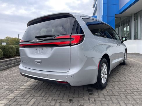 Used 2024 Chrysler Pacifica Touring-L image 5