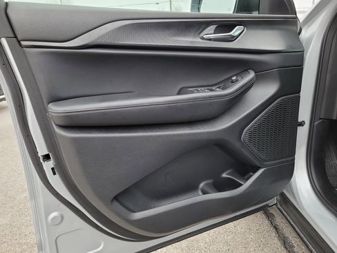 Used 2024 Jeep Grand Cherokee Laredo X image 15