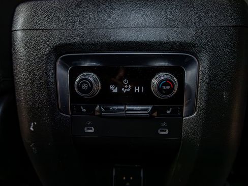 Used 2022 GMC Yukon XL Denali image 22