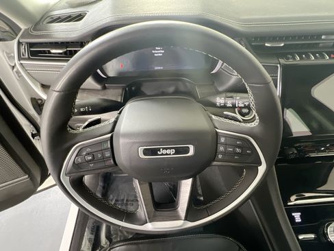 Used 2023 Jeep Grand Cherokee Limited w/ Black Appearance Package AWD/4WD image 11