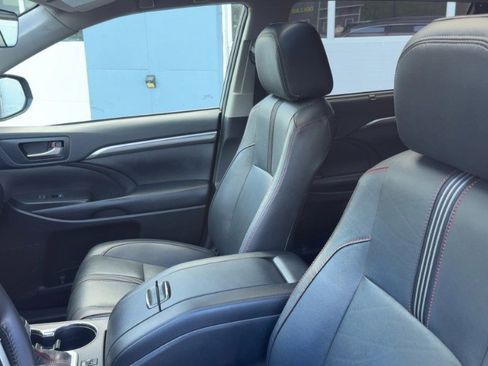 Used 2019 Toyota Highlander SE AWD/4WD image 10