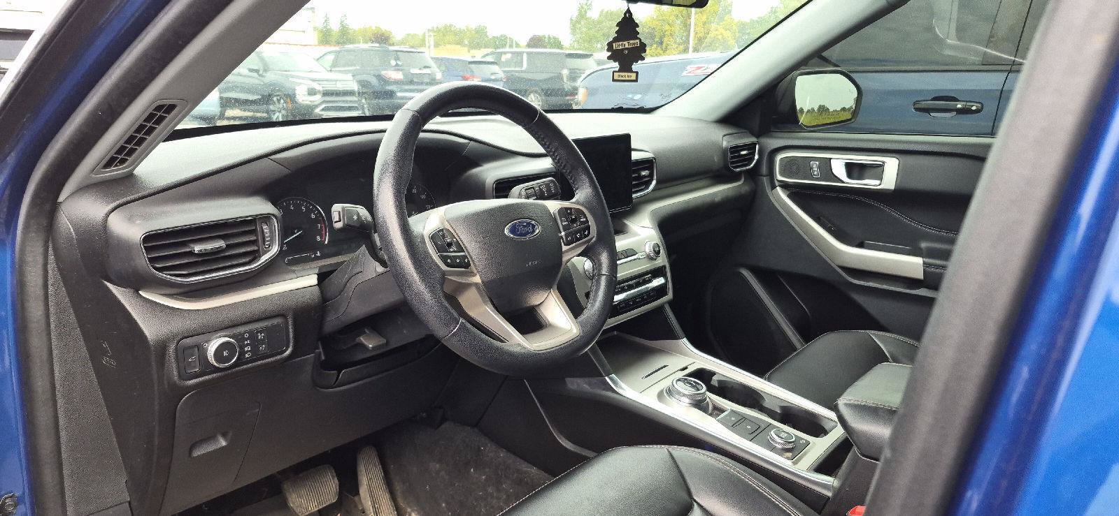 Used 2022 Ford Explorer XLT w/ Equipment Group 202A AWD/4WD image 9