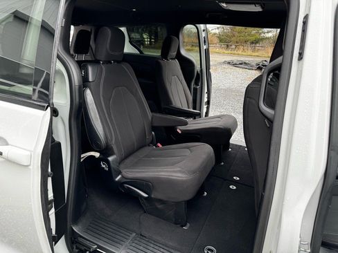 Used 2018 Chrysler Pacifica Touring Plus w/ S Appearance Package FWD image 21
