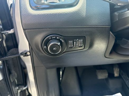 Used 2018 Jeep Compass Limited w/ Navigation Group AWD/4WD image 18