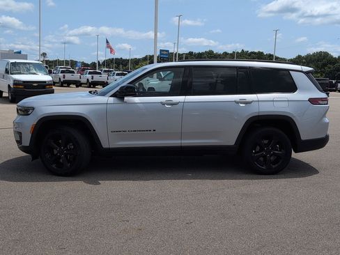 Used 2023 Jeep Grand Cherokee L Laredo AWD/4WD image 2