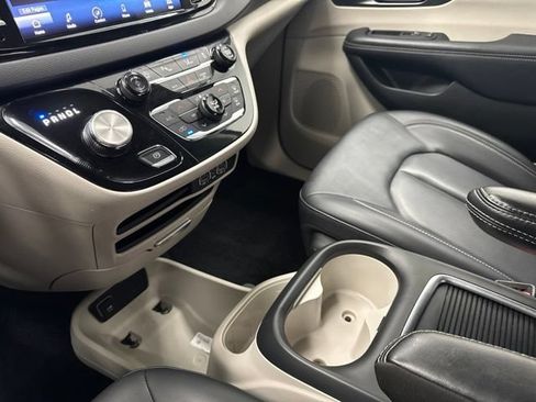 Used 2024 Chrysler Pacifica Touring-L FWD image 19
