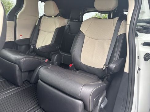 Used 2025 Toyota Sienna Platinum image 7