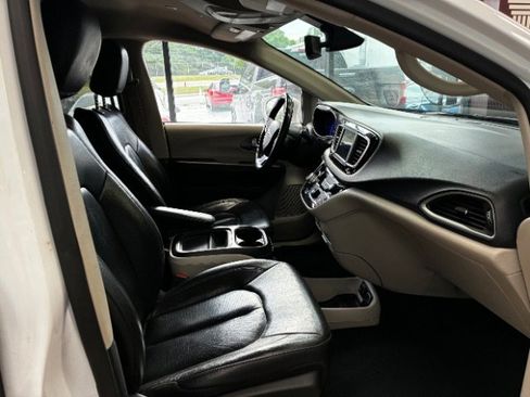 Used 2020 Chrysler Pacifica Touring-L FWD image 35