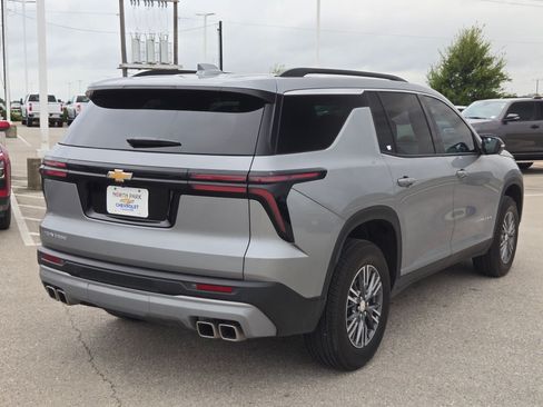 Used 2025 Chevrolet Traverse LT w/ Driver Confidence Package FWD image 3