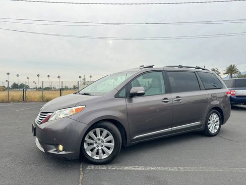 Used 2013 Toyota Sienna Limited w/ Premium Pkg image 2