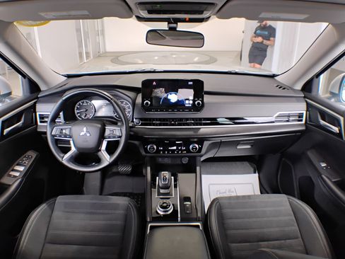 Used 2023 Mitsubishi Outlander SE image 64