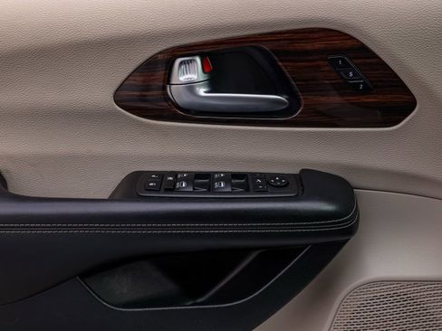 Used 2023 Chrysler Pacifica Limited image 23