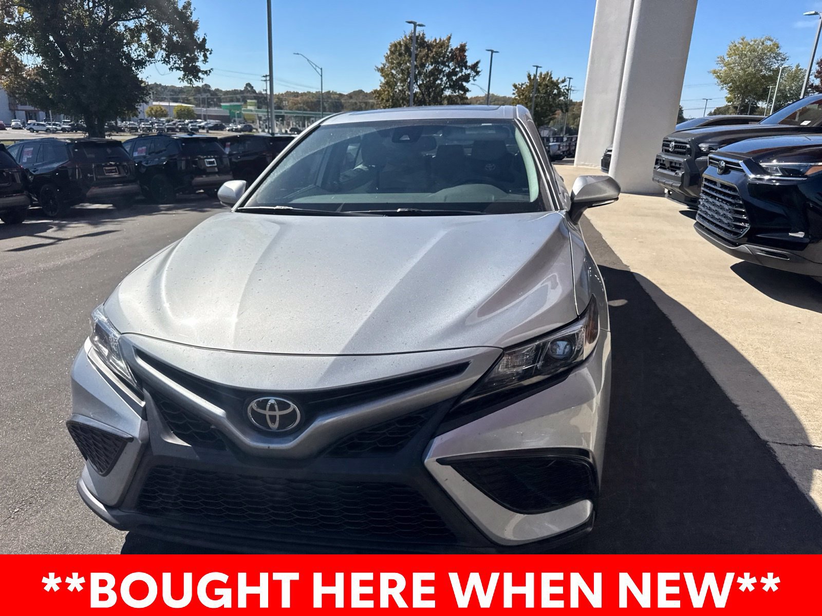 Used 2022 Toyota Camry SE w/ Convenience Package FWD image 3