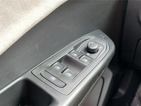 New 2026 Volkswagen Taos SE image 17