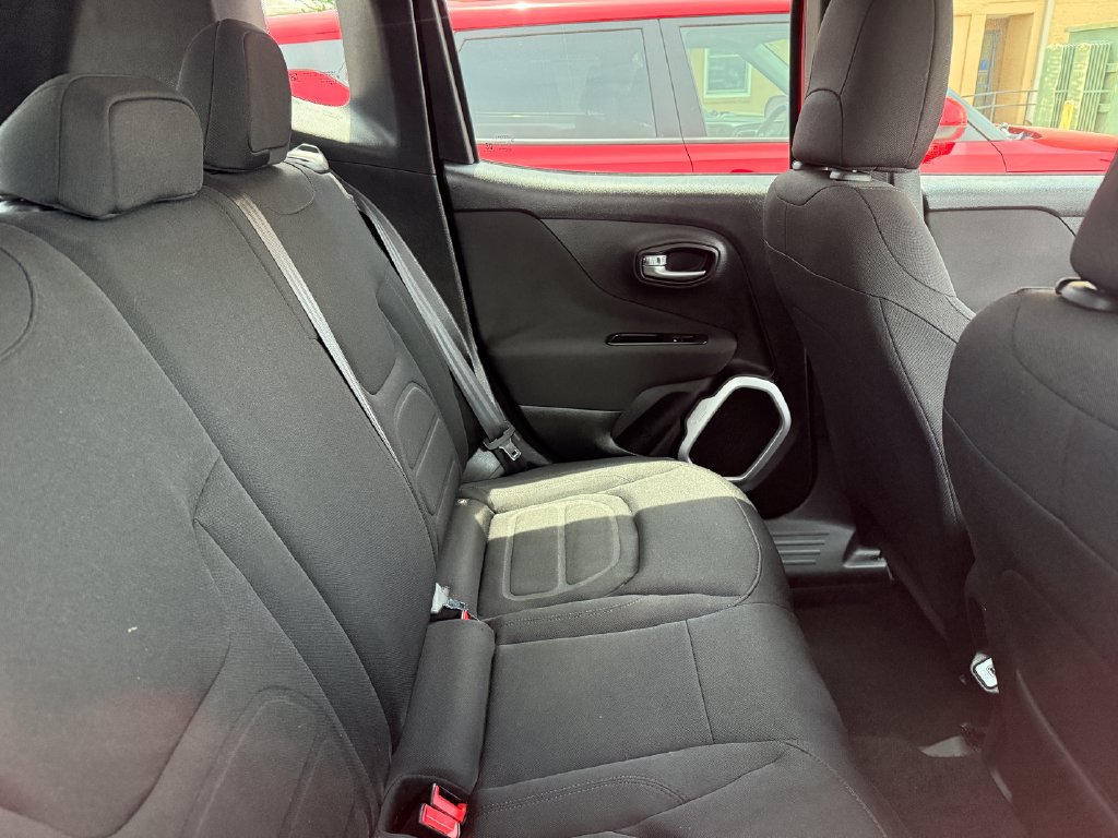 Used 2018 Jeep Renegade Latitude FWD image 4