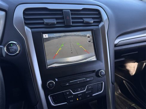 Used 2018 Ford Fusion SE w/ Fusion SE Technology Package image 18