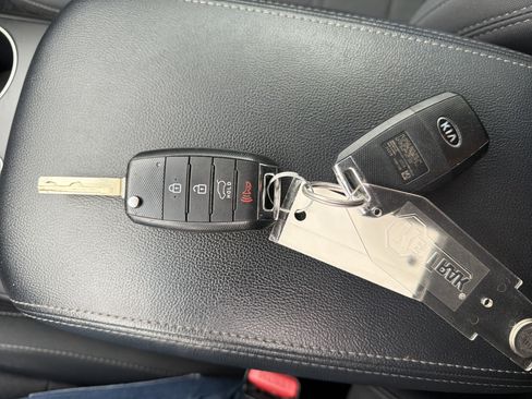Used 2019 Kia Sorento AWD V6 image 31