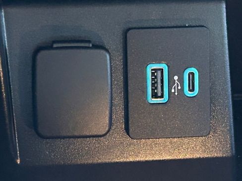 Used 2020 Ford Explorer XLT image 21