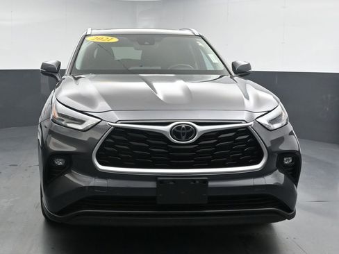 Used 2021 Toyota Highlander XLE AWD/4WD image 3