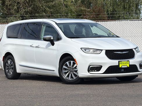 Used 2023 Chrysler Pacifica Limited FWD image 2