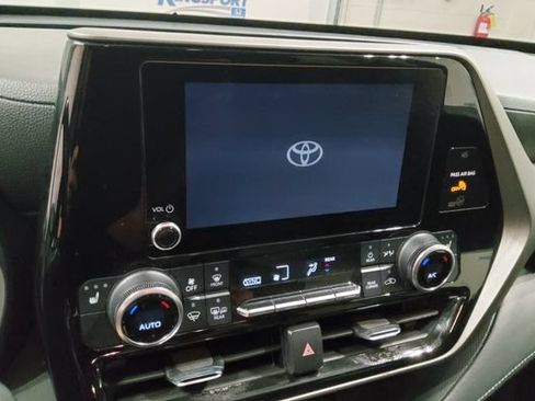 Used 2023 Toyota Highlander XLE FWD image 23