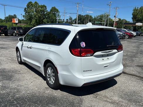 Used 2019 Chrysler Pacifica Touring-L FWD image 3