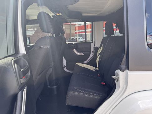 Used 2018 Jeep Wrangler Unlimited Sahara image 15