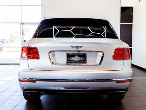 Used 2018 Bentley Bentayga image 7