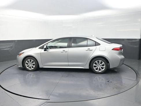 Used 2025 Toyota Corolla LE FWD image 4
