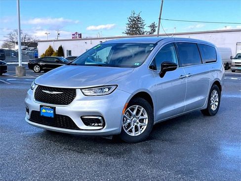 Used 2024 Chrysler Pacifica Touring-L image 2