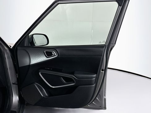 Used 2025 Kia Soul LX w/ LX Technology Package FWD image 30