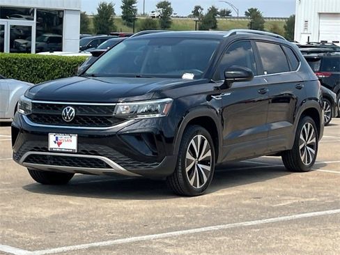 Used 2022 Volkswagen Taos SE w/ Panoramic Sunroof Package image 3