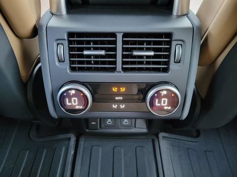 Used 2025 Land Rover Discovery Dynamic SE AWD/4WD image 30
