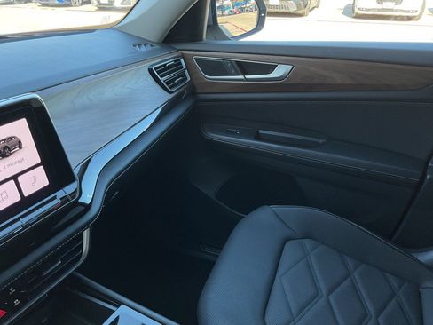 Used 2024 Volkswagen Atlas SE image 38