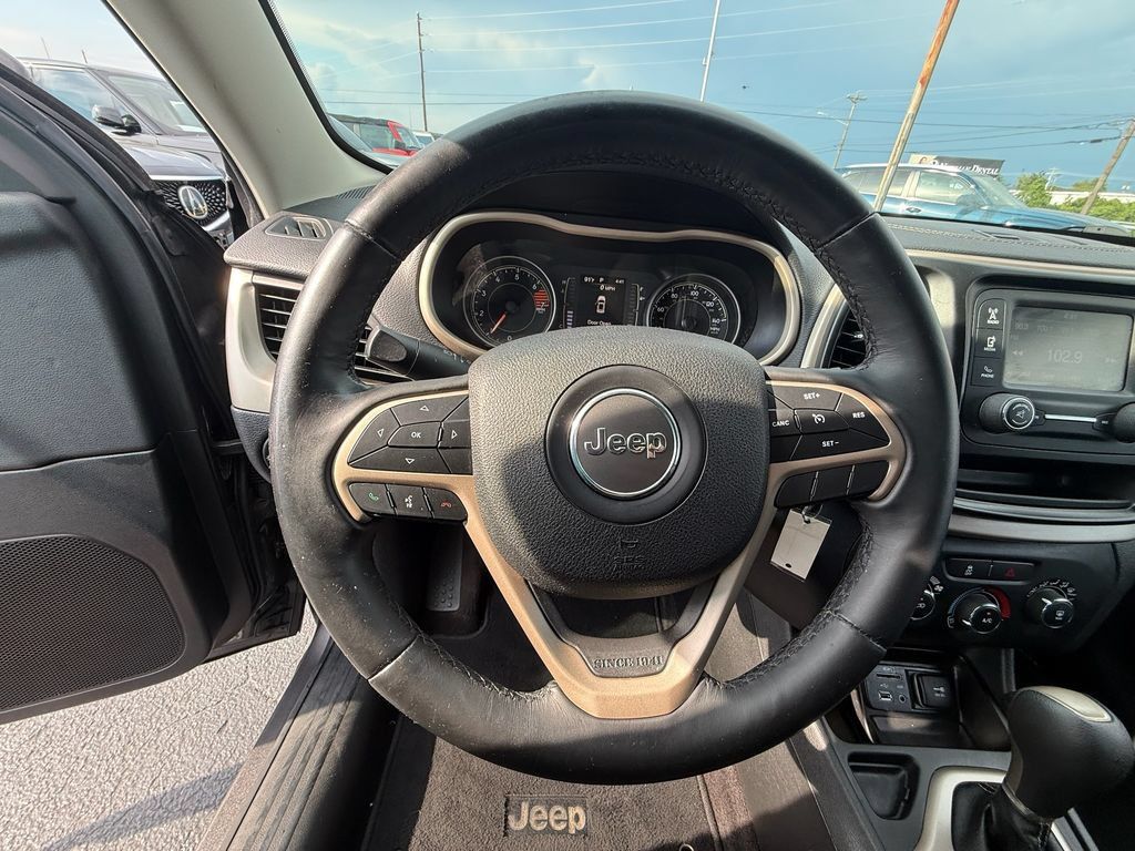 Used 2018 Jeep Cherokee Latitude w/ Altitude Package FWD image 14