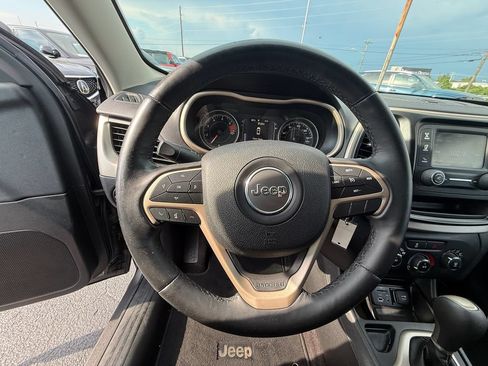 Used 2018 Jeep Cherokee Latitude w/ Altitude Package FWD image 14