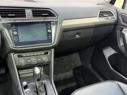 Used 2021 Volkswagen Tiguan SE w/ Panoramic Sunroof Package FWD image 27