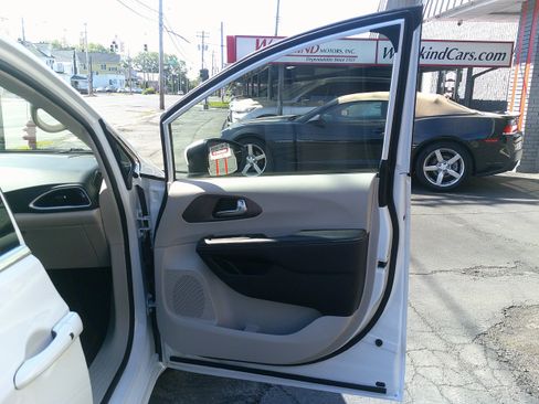 Used 2023 Chrysler Voyager LX FWD image 30