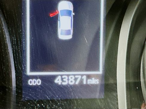 Used 2022 Toyota Camry SE image 19