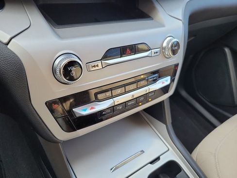 Used 2024 Ford Explorer XLT RWD image 27