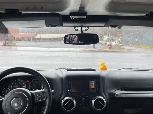 Used 2018 Jeep Wrangler Unlimited Sahara w/ Connectivity Group image 15