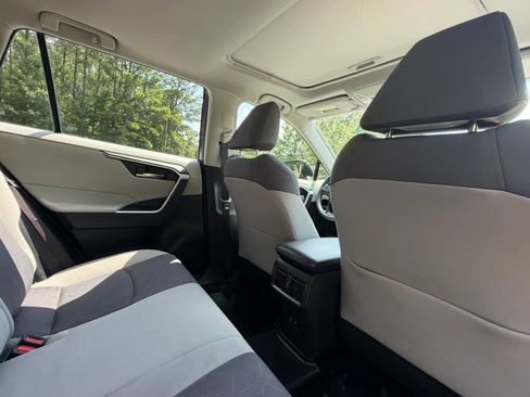 Used 2019 Toyota RAV4 XLE w/ Convenience Package FWD image 21