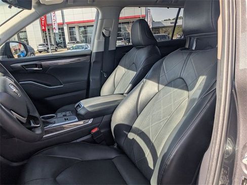 Used 2023 Toyota Highlander Platinum image 14