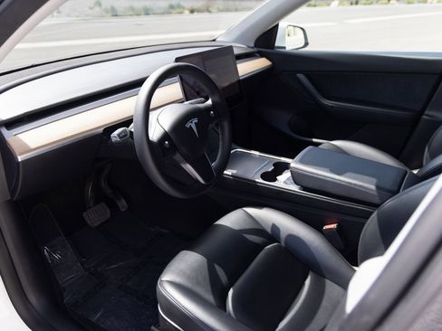 Used 2022 Tesla Model Y Long Range AWD/4WD image 12